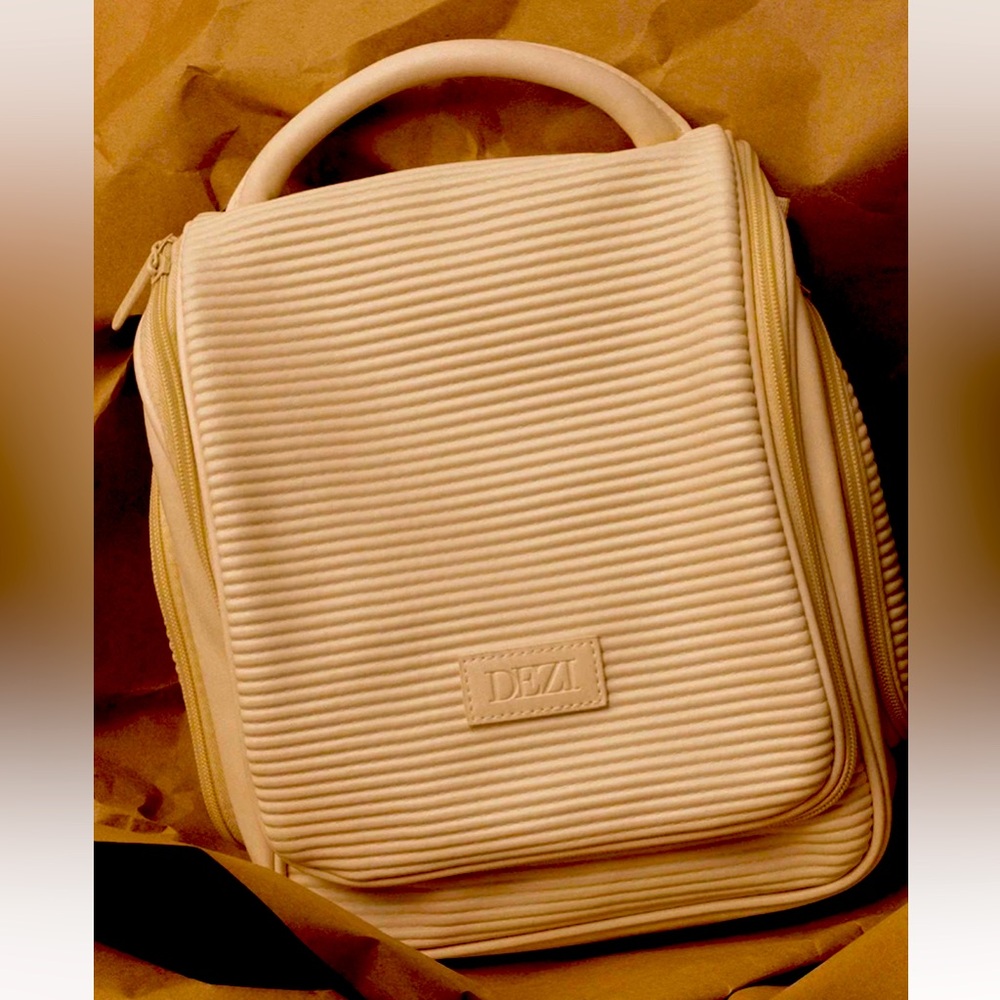 DEZI SK’N- PACK IT ALL
Multi-Purpose Hanging Travel Bag